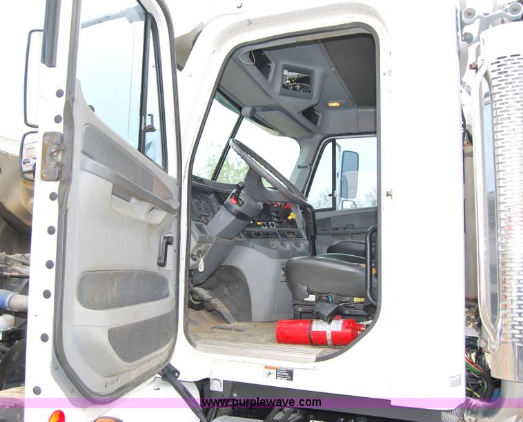 image for item 6032 2005 Freightliner CL120ST tandem axle truck tractor