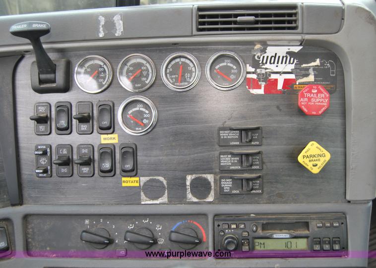 image for item 6032 2005 Freightliner CL120ST tandem axle truck tractor