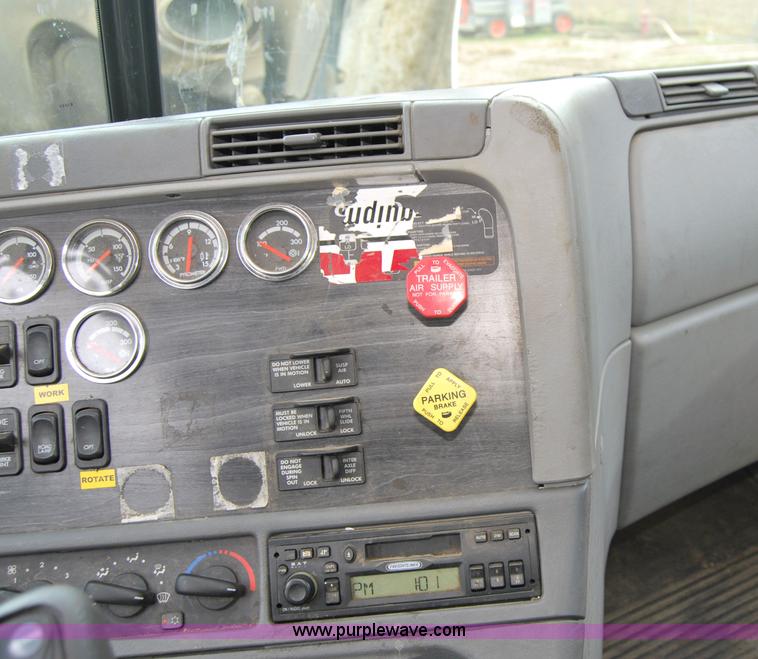 image for item 6032 2005 Freightliner CL120ST tandem axle truck tractor