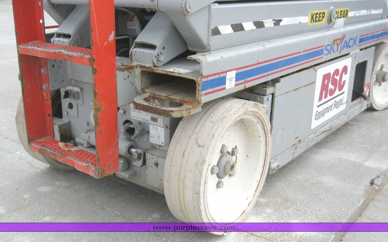 image for item 6598 2005 Skyjack SJ III 3226 scissor lift