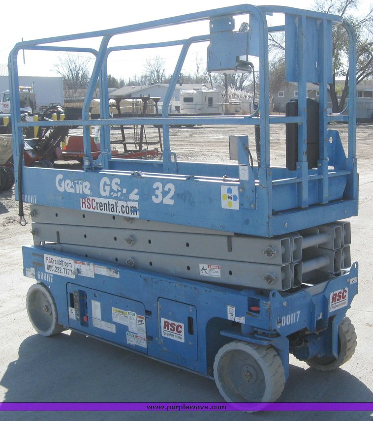 image for item 6599 2005 Genie GS-2032 scissor lift