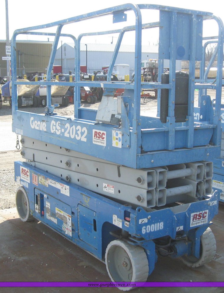 image for item 6600 2005 Genie GS-2032 scissor lift