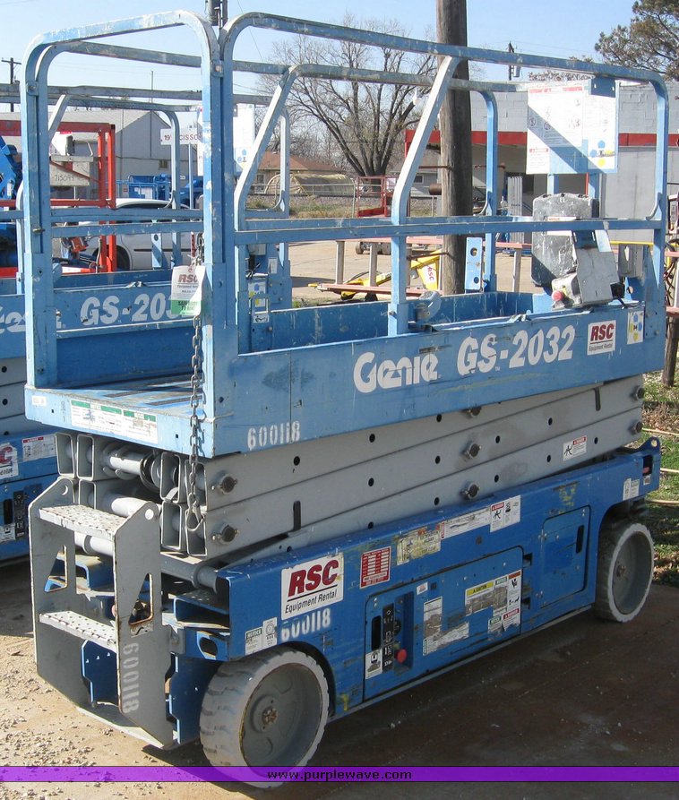 2005 Genie GS2032 scissor lift in Salina, KS Item 6600 sold Purple Wave