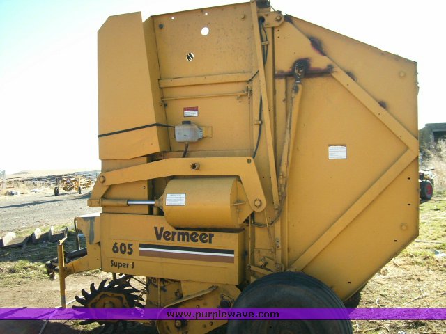 image for item 1200 Vermeer 605 Super J baler