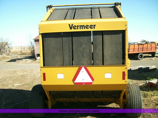 image for item 1200 Vermeer 605 Super J baler