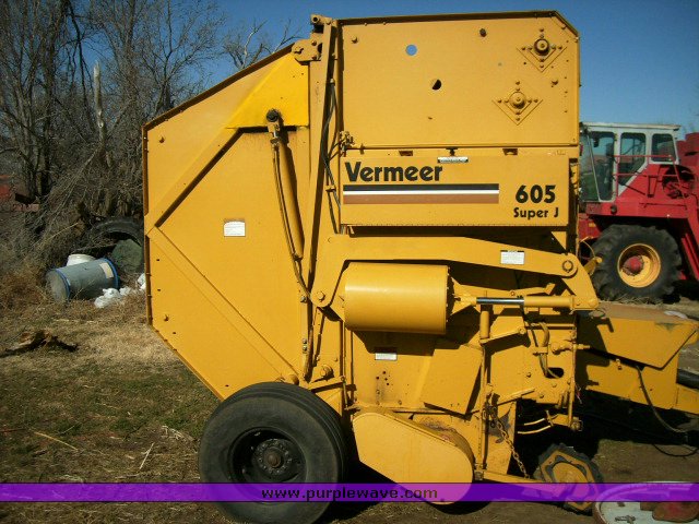 image for item 1200 Vermeer 605 Super J baler