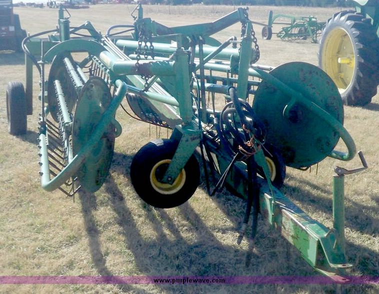 image for item 3053 John Deere 700 hydraulic rake