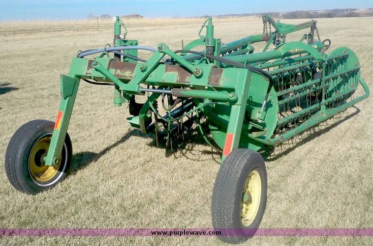 image for item 3053 John Deere 700 hydraulic rake