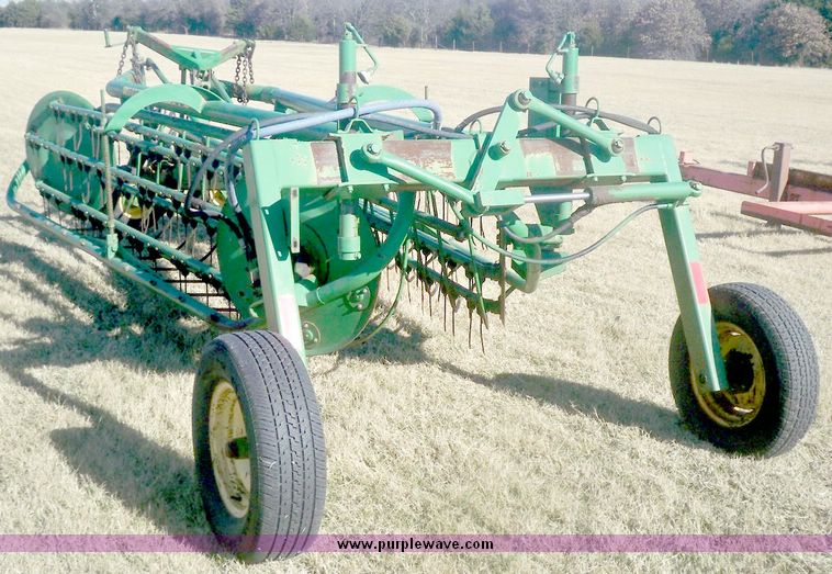 image for item 3053 John Deere 700 hydraulic rake