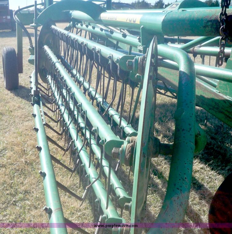 image for item 3053 John Deere 700 hydraulic rake