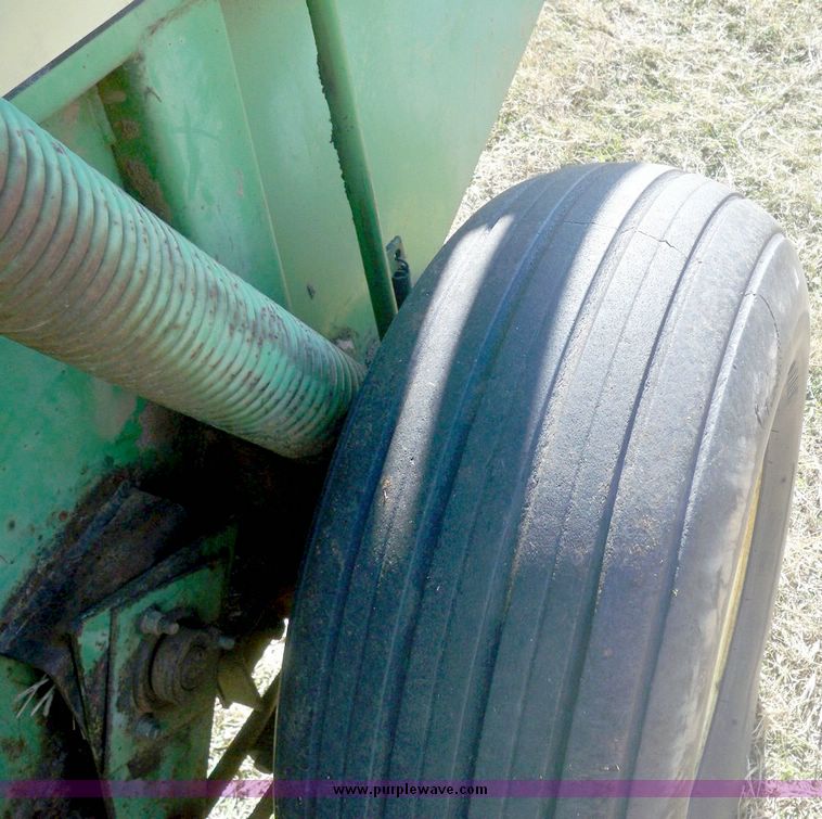 image for item 3058 John Deere 510 round baler
