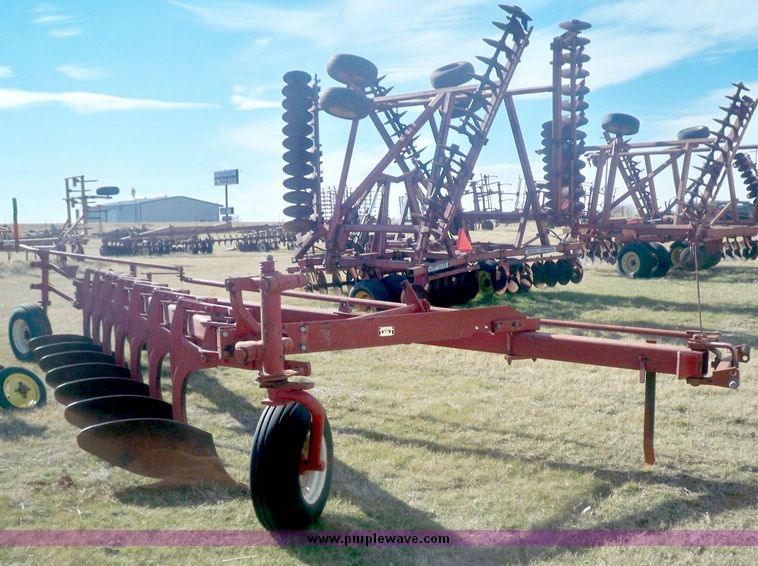 image for item 3060 International 720 seven bottom on-land plow
