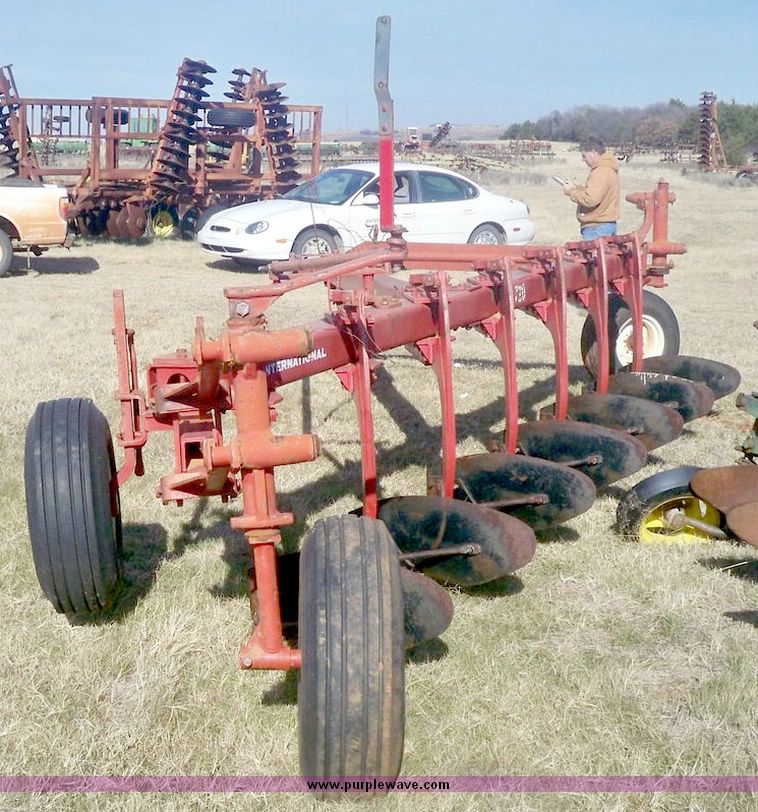 image for item 3060 International 720 seven bottom on-land plow