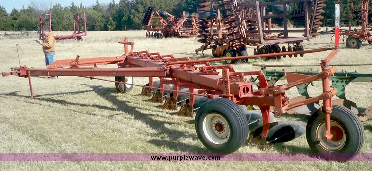 image for item 3060 International 720 seven bottom on-land plow