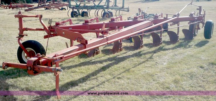 image for item 3060 International 720 seven bottom on-land plow
