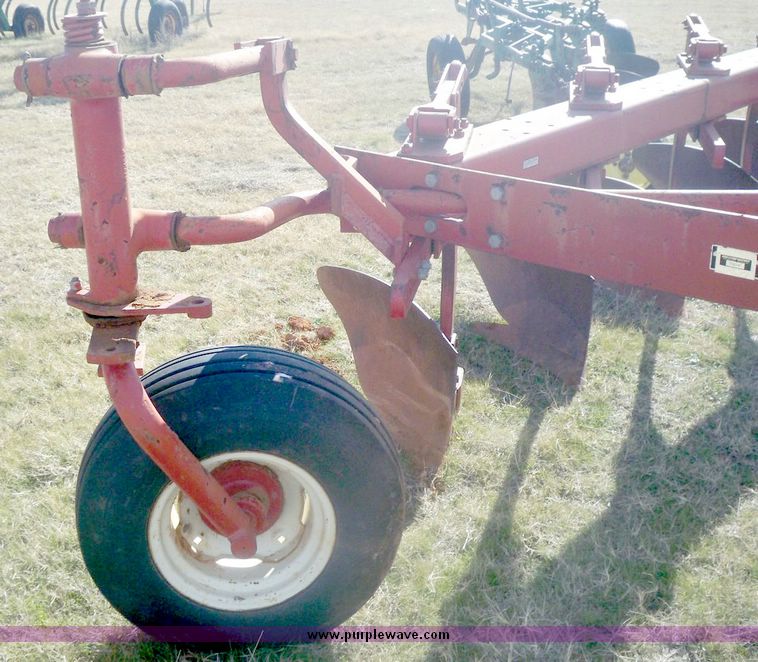 image for item 3060 International 720 seven bottom on-land plow
