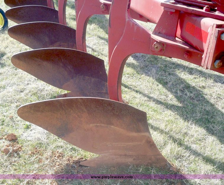 image for item 3060 International 720 seven bottom on-land plow