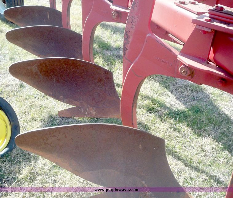 image for item 3060 International 720 seven bottom on-land plow