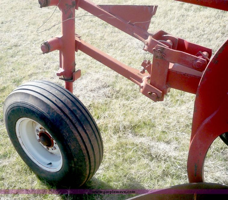 image for item 3060 International 720 seven bottom on-land plow