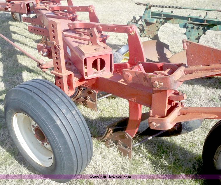 image for item 3060 International 720 seven bottom on-land plow