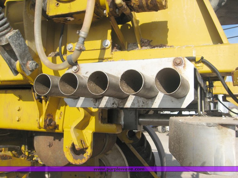 image for item 3732 2005 Rogator 1274C self propelled dry fertilizer spreader