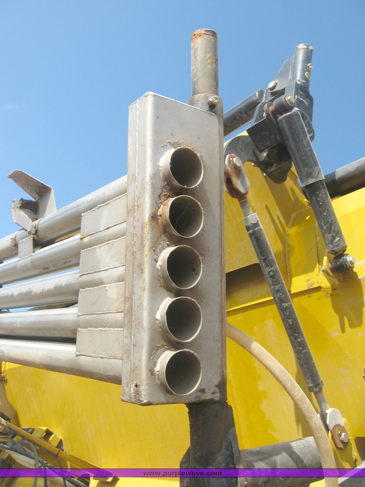 image for item 3732 2005 Rogator 1274C self propelled dry fertilizer spreader