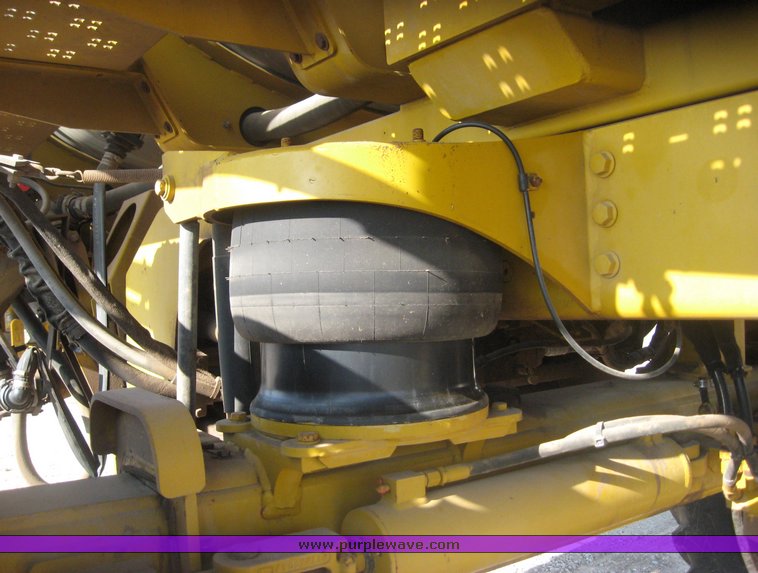 image for item 3733 2005 Rogator 1274C self propelled sprayer