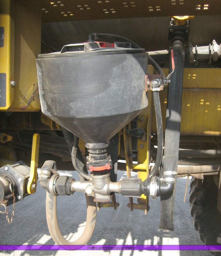 image for item 3733 2005 Rogator 1274C self propelled sprayer