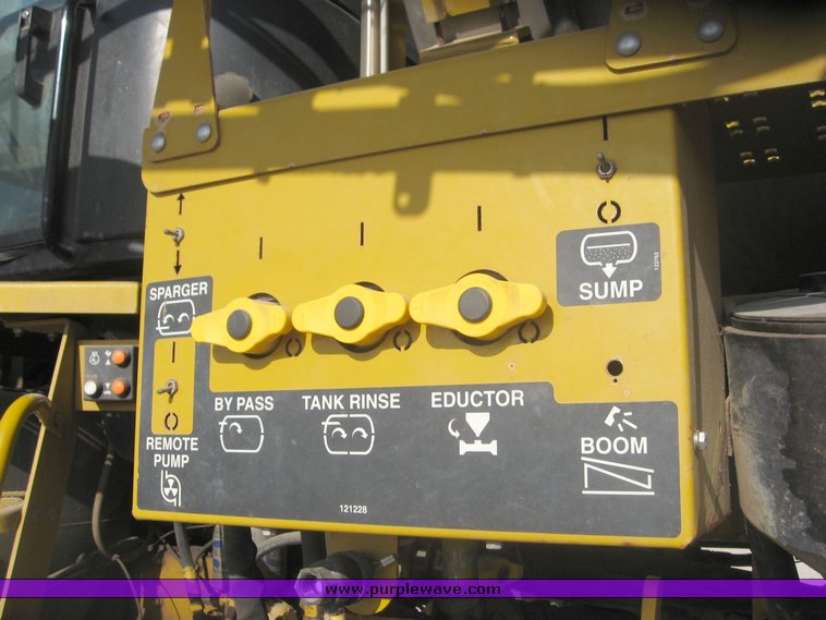 image for item 3733 2005 Rogator 1274C self propelled sprayer