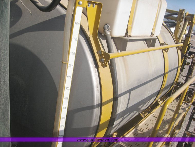 image for item 3733 2005 Rogator 1274C self propelled sprayer