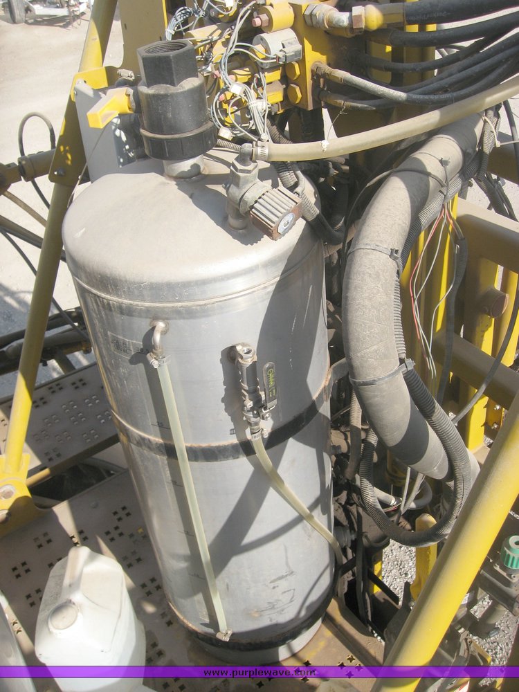 image for item 3733 2005 Rogator 1274C self propelled sprayer