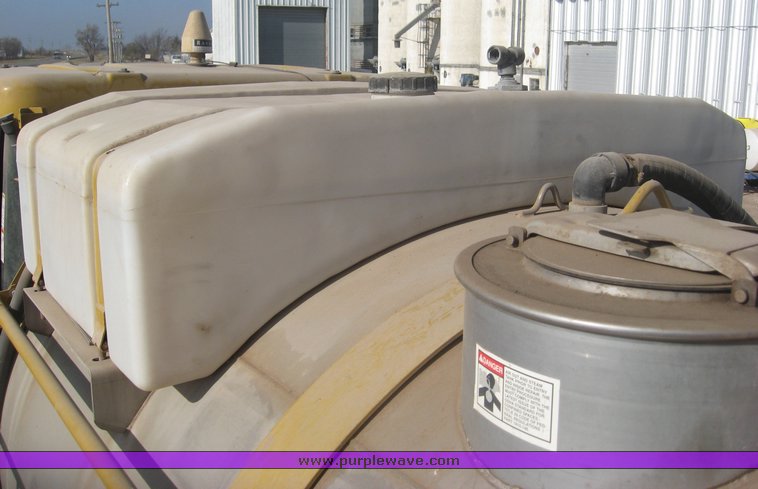 image for item 3733 2005 Rogator 1274C self propelled sprayer