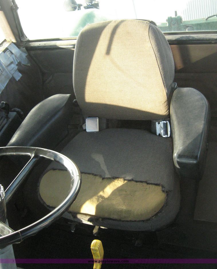 image for item 3737 1984 John Deere 8650 4WD tractor