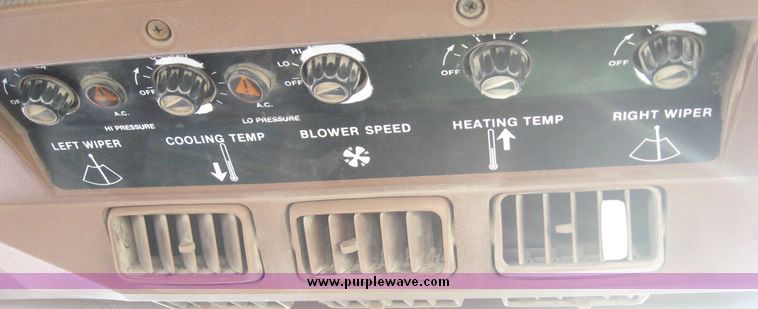 image for item 3737 1984 John Deere 8650 4WD tractor