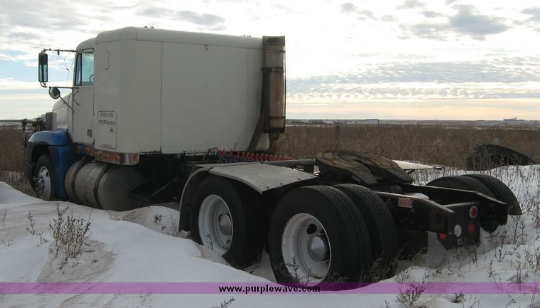 image for item 3743 1993 Freightliner Conventional FLD120 semi truck
