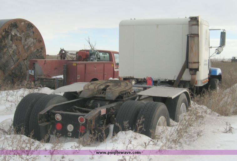 image for item 3743 1993 Freightliner Conventional FLD120 semi truck