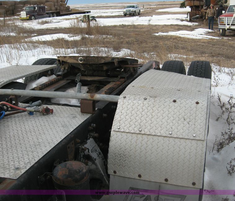 image for item 3743 1993 Freightliner Conventional FLD120 semi truck