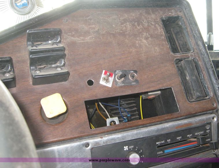 image for item 3743 1993 Freightliner Conventional FLD120 semi truck