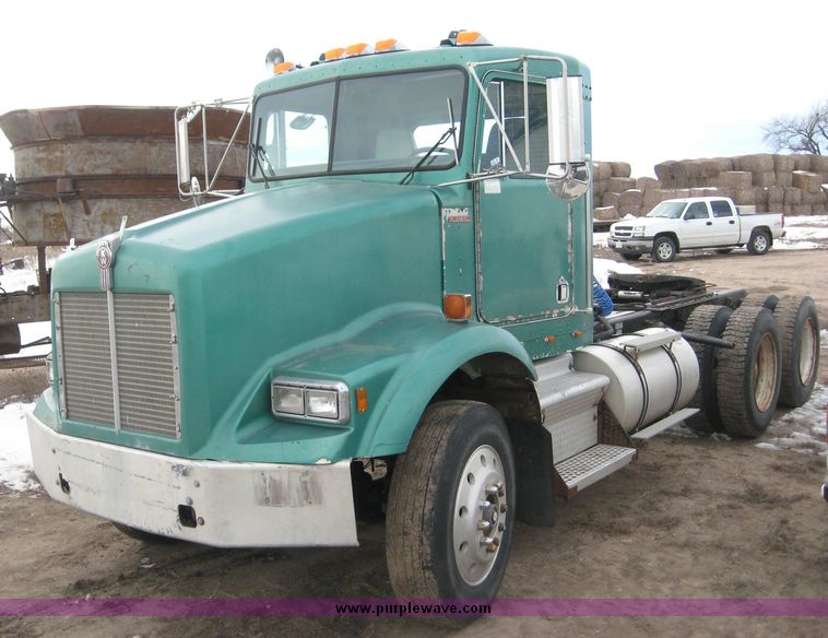 image for item 3746 1992 Kenworth Construct T400 semi truck