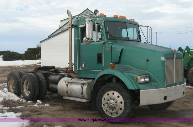 image for item 3746 1992 Kenworth Construct T400 semi truck