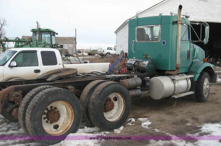 image for item 3746 1992 Kenworth Construct T400 semi truck