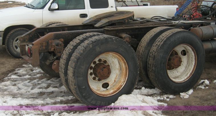 image for item 3746 1992 Kenworth Construct T400 semi truck