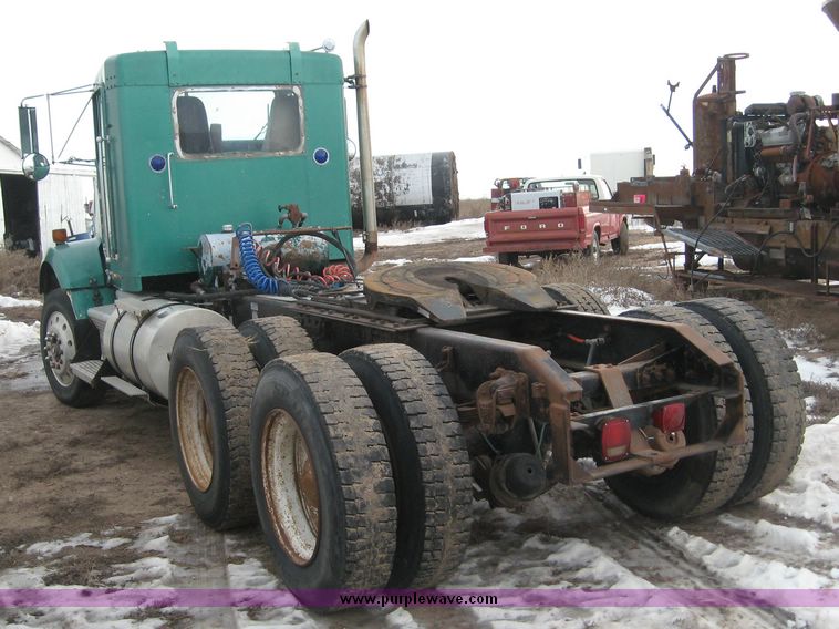 image for item 3746 1992 Kenworth Construct T400 semi truck