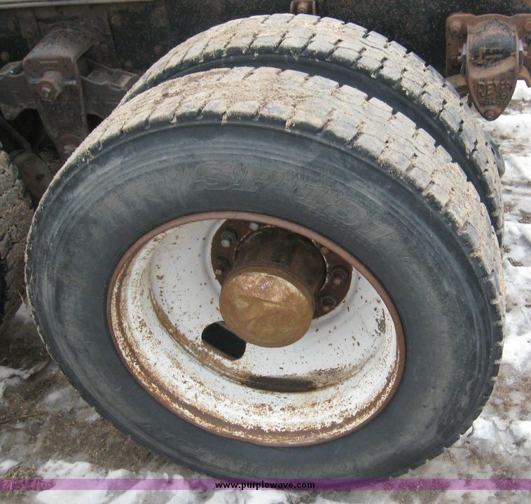 image for item 3746 1992 Kenworth Construct T400 semi truck