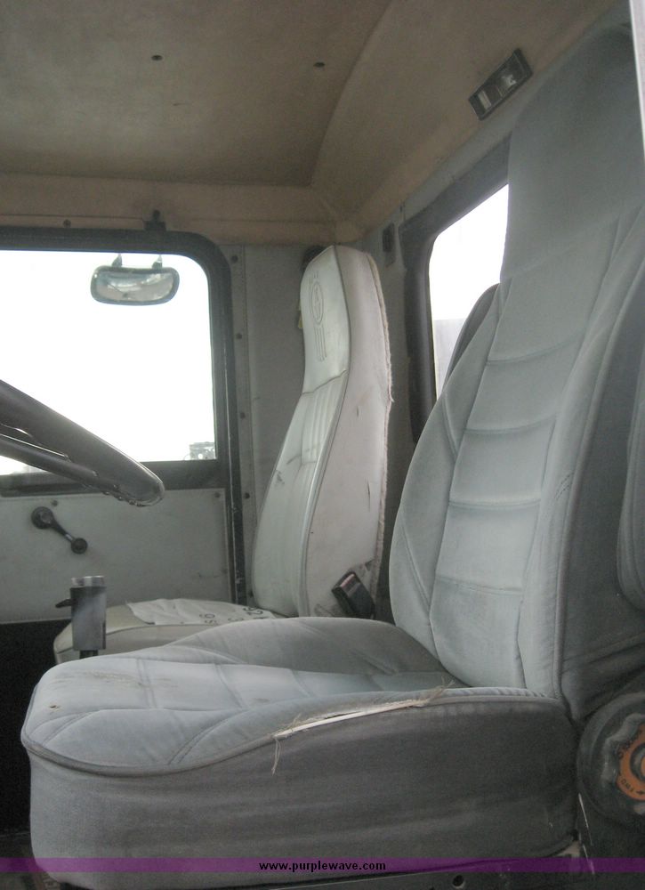 image for item 3746 1992 Kenworth Construct T400 semi truck