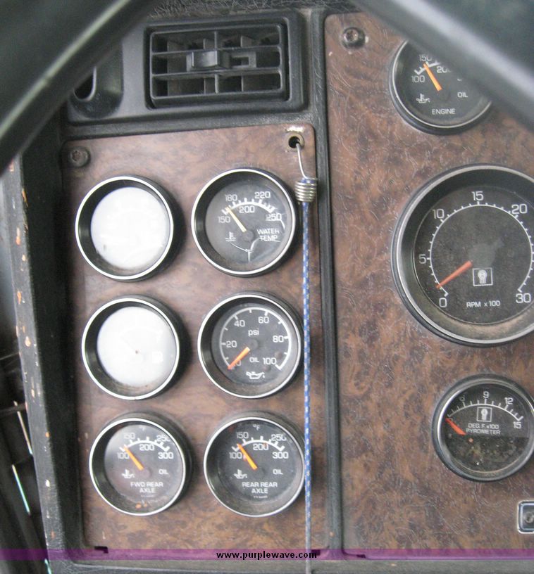 image for item 3746 1992 Kenworth Construct T400 semi truck