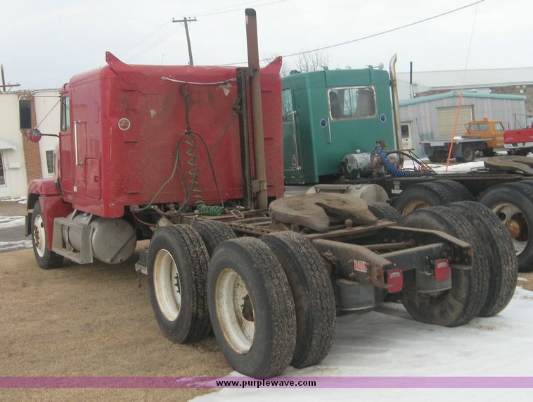 image for item 3748 1993 Freightliner Conventional FLD120 semi truck