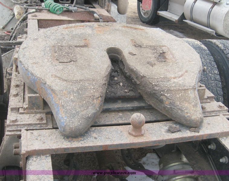 image for item 3748 1993 Freightliner Conventional FLD120 semi truck