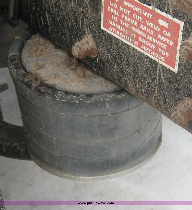 image for item 3748 1993 Freightliner Conventional FLD120 semi truck