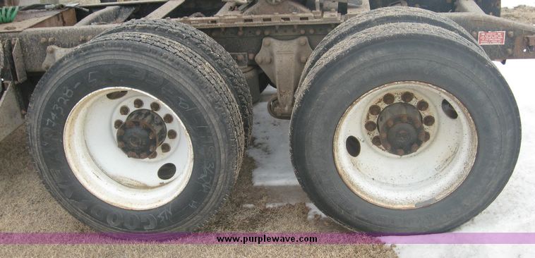 image for item 3748 1993 Freightliner Conventional FLD120 semi truck